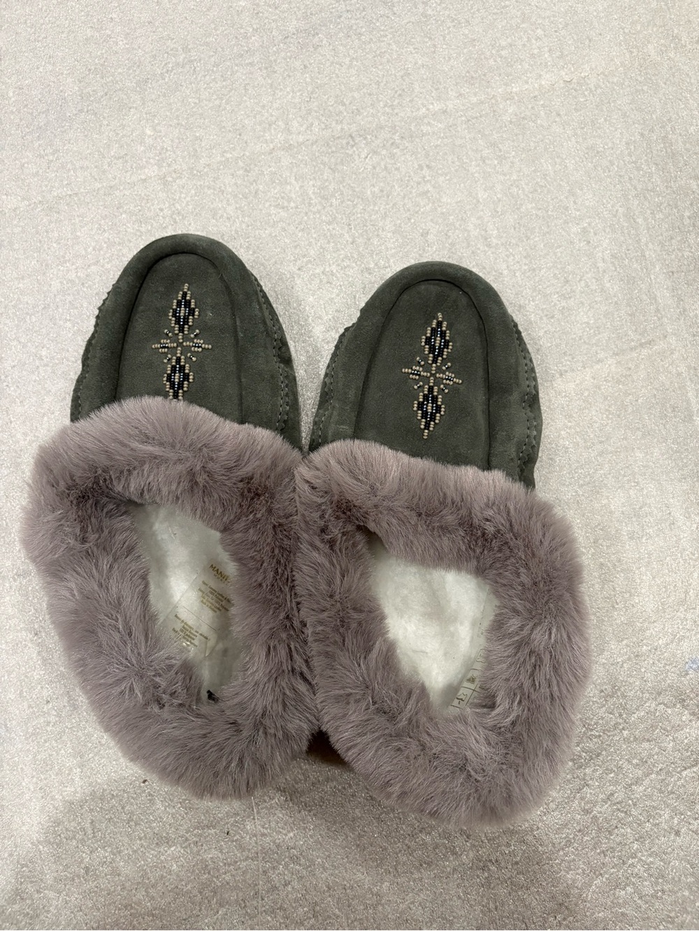 [W9/M7]Manitobah Tipi Suede Moccasin Slippers charcoal Faux Fur - Picture 2 of 5